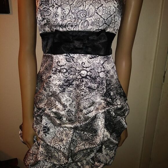 NWT rue21 black and white silky no sleeve dress - Picture 7 of 7